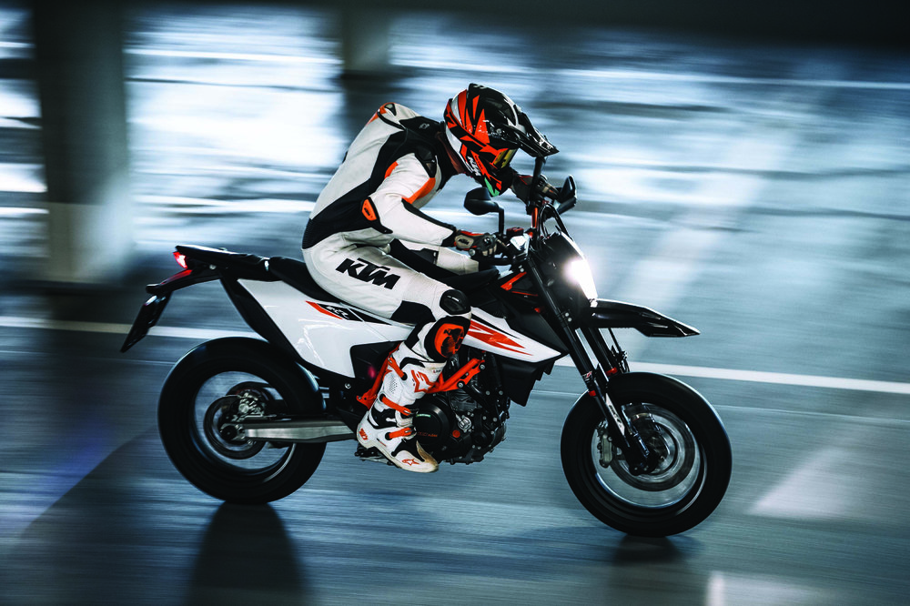 2019-KTM-690-SMC-R-supermoto-01.jpg