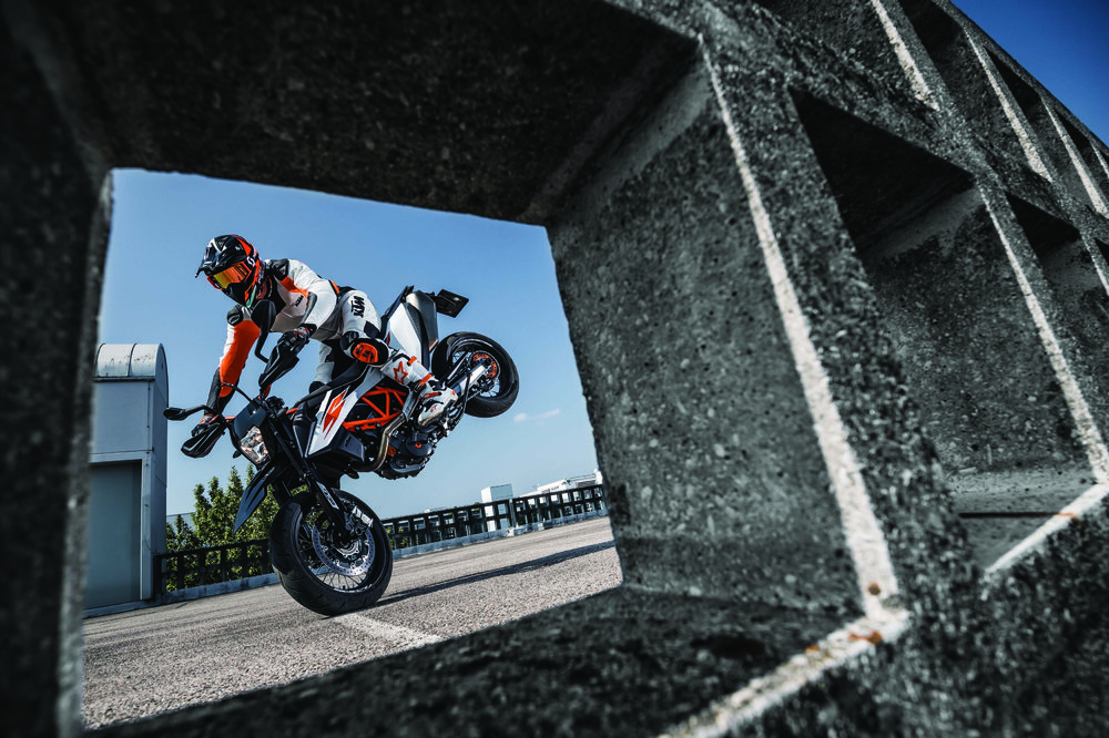 2019-KTM-690-SMC-R-supermoto-02.jpg