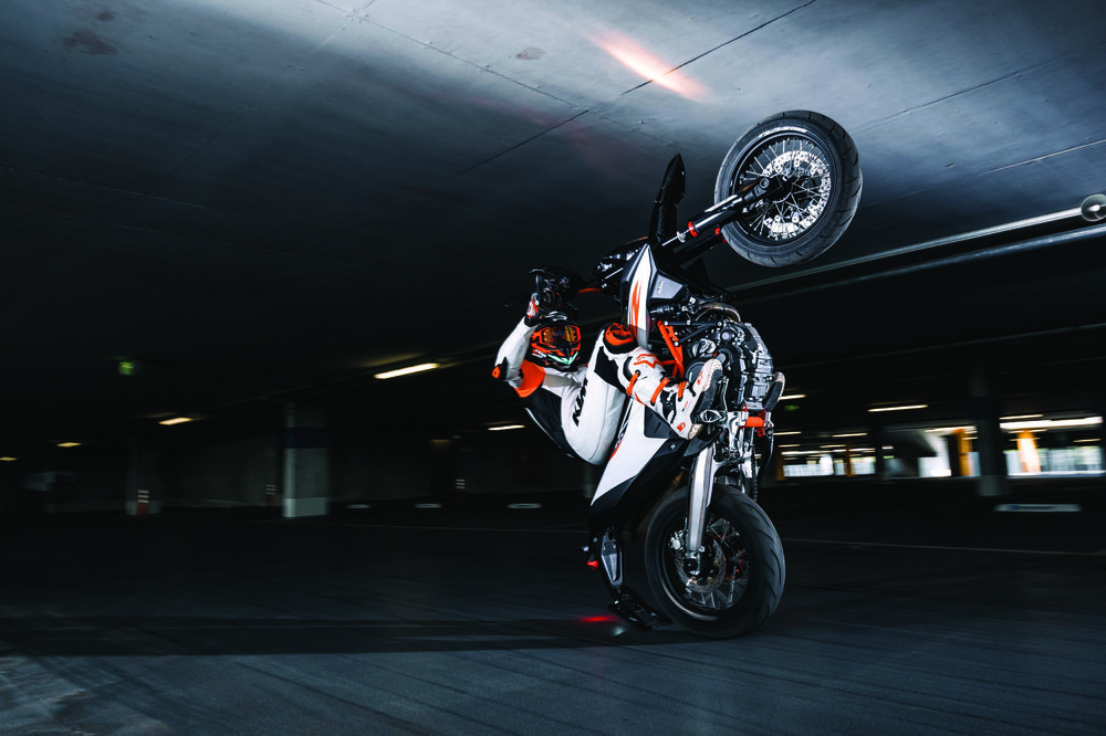 2019-KTM-690-SMC-R-supermoto-03.jpg