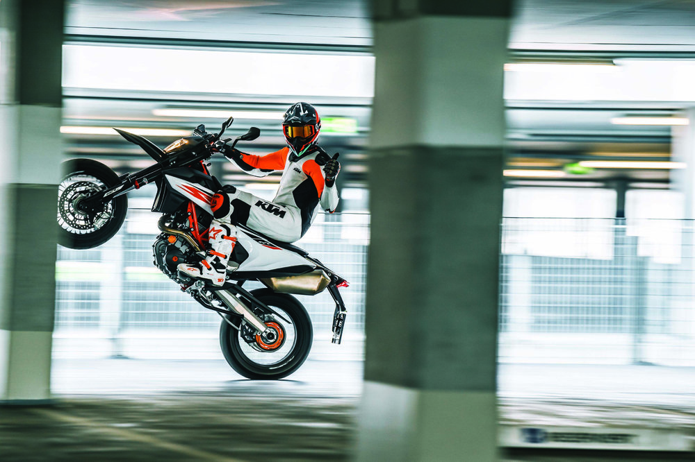 2019-KTM-690-SMC-R-supermoto-04.jpg