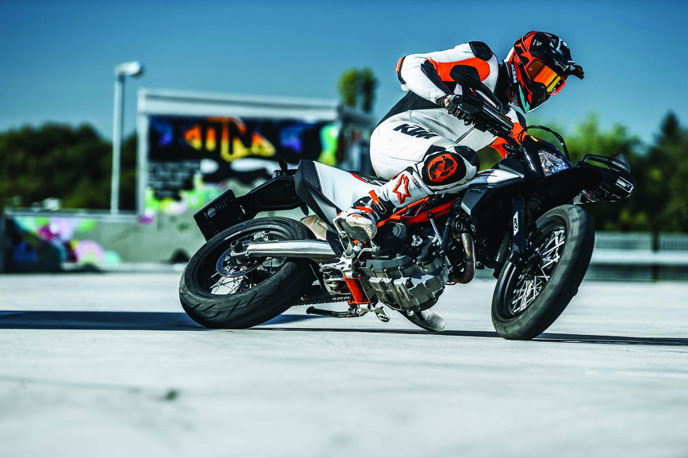 2019-KTM-690-SMC-R-supermoto-06.jpg