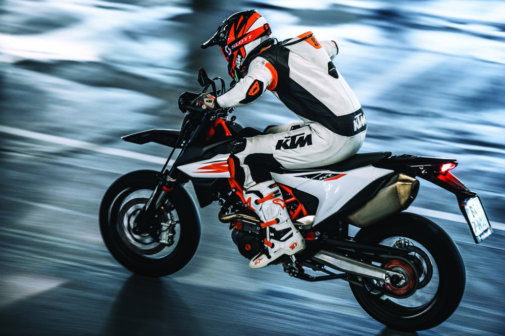 2019-KTM-690-SMC-R-supermoto-12-1.jpg